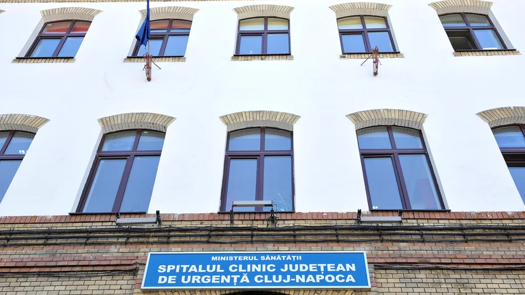 Cluj: Un bărbat acuză că sora sa, care a ajuns la spital cu o rană gravă, a fost operată de un medic rezident pentru că medicii specialiști au refuzat să vină la spital. Reacția instituției medicale