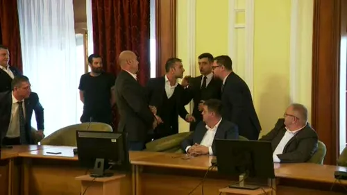 VIDEO | Scandal ca la ușa cortului între liderul AUR George Simion și deputatul PSD Gabriel Zetea