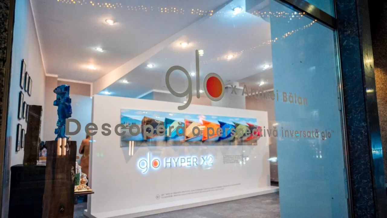 Ești în București în decembrie și ianuarie? Te așteptăm la Perspectiva Inversată, o instalație contemporană de artă semnată glo™ HYPER X2, care te provoacă să vezi lumea dintr-o altă perspectivă