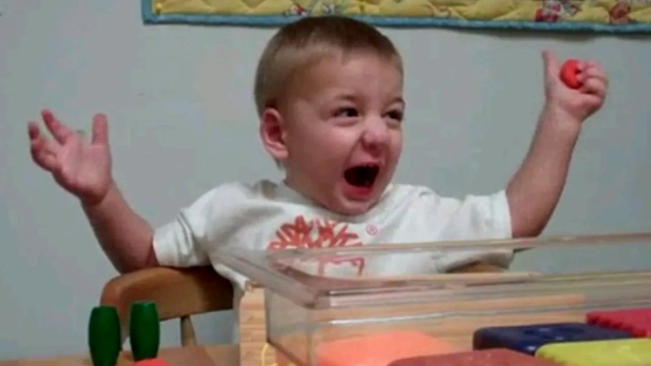 VIDEO EMOȚIONANT. Reacția unui băiețel surd când aude pentru prima dată vocea mamei sale