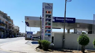 A crezut că nu vede bine! Câți bani costă un litru de motorină în Malta. Imagine realizată de un turist român, într-o benzinărie