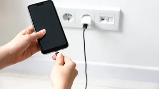 Cum trebuie să încărcăm telefonul mobil pe timp de vară. Specialiștii avertizează cu privire la marele „dușman” al bateriei