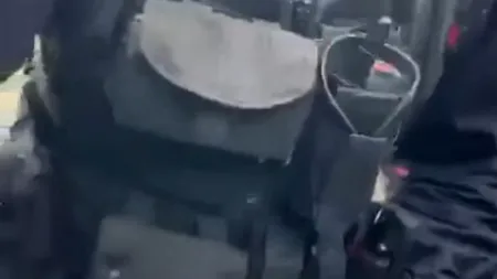 VIDEO. Un bărbat a făcut instrucţie cu trei jandarmi, în plină zi: „De ce nu ai mască și mănuși, măi băiatule? Lăsați, bă, ordonanța de armată. Suntem oameni!”