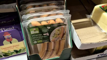 Cât costă cârnații de post în Kaufland. Sunt de 4 ori mai scumpi decât cârnații de porc