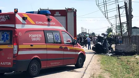 Accident înfiorător, cu trei morți și doi răniți în Olt. VIDEO cu mașina care s-a făcut praf după ce s-a izbit de un stâlp de beton