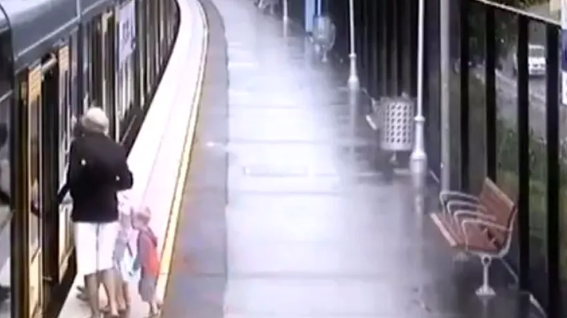 Aproape de o tragedie: un băiețel a căzut în spațiul dintre tren și peron, sub ochii bunicilor