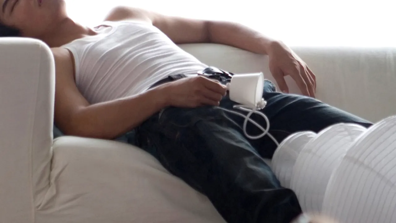 Un bărbat plecat la furat a adormit pe canapeaua victimelor. Ce s-a întâmplat