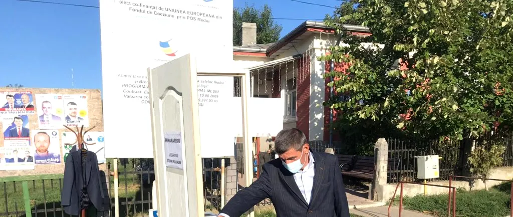 În urma unui conflict dintre primarul comunei Rediu și adjunctul său, viceprimarul a decis să își mute biroul în aer liber