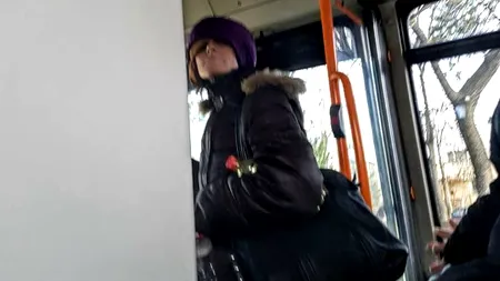 O tânără, amenințată cu un cuțit într-un autobuz din Ploiești. Agresoarea, prinsă după ce fotografia ei a fost postată pe Facebook