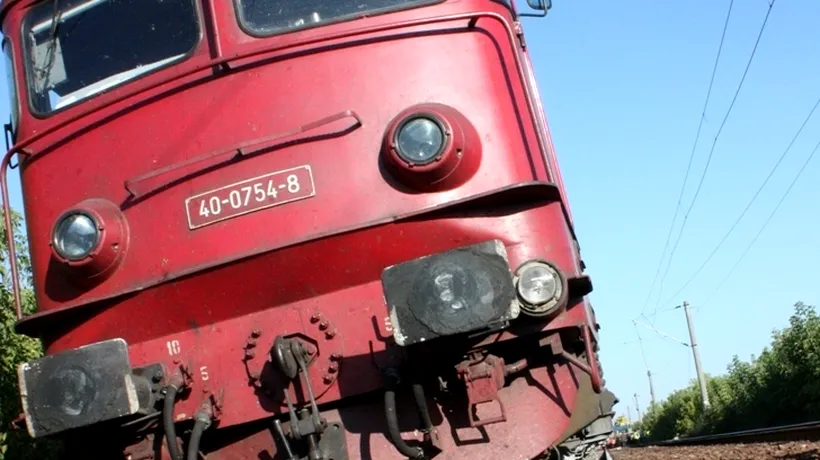 O fată de 12 ani a murit după ce a fost lovită de un tren personal