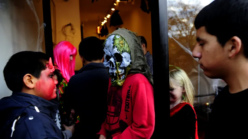 Copiii dintr-un oraș britanic care colindau de Halloween au primit COCAINĂ în loc de BOMBOANE