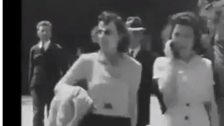„Călătoare din viitor”, surprinsă în 1938. O femeie pare că vorbește la un telefon mobil