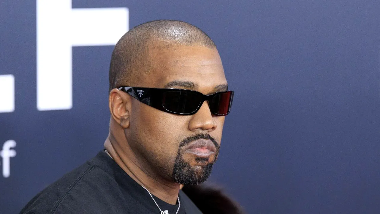 Site-ul lui Kanye WEST, dezactivat după ce a vândut tricouri cu un simbol nazist. ”A încălcat condiţiile”