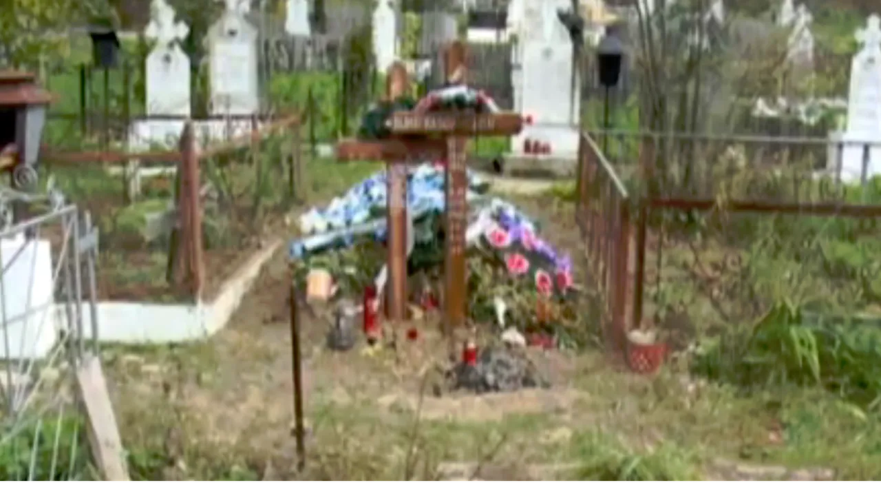 Sicriul în care ar fi fost înmormântată o fetiță moartă de SIDA în urmă cu 21 de ani, găsit gol într-un cimitir din Vâlcea