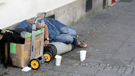 MOTIVUL surprinzător pentru care acest bărbat de 56 de ani a decis să doarmă pe străzi, deși are propria locuință și iubită