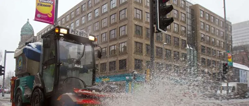 Transporturi perturbate și școli închise în Marea Britanie, din cauza unor inundații și ninsorii