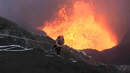 VIDEO. Imagini cu un cercetător care coboară în interiorul unui vulcan activ