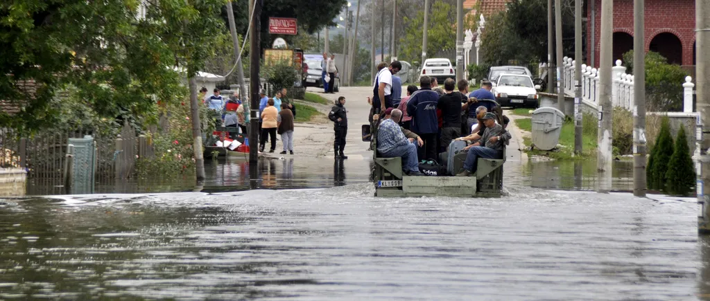 Inundațiile pun în continuare probleme. Trafic OPRIT pe trei drumuri naționale, pe patru se circulă greu