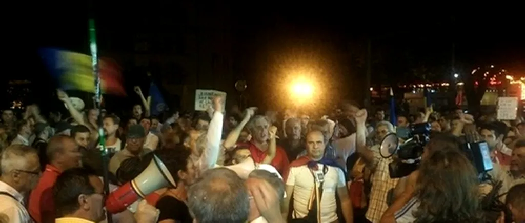 PROTESTE LA UNIVERSITATE. Ce nu s-a văzut la televizor. Cum a fost găsit omul PDL în mulțime. VIDEO