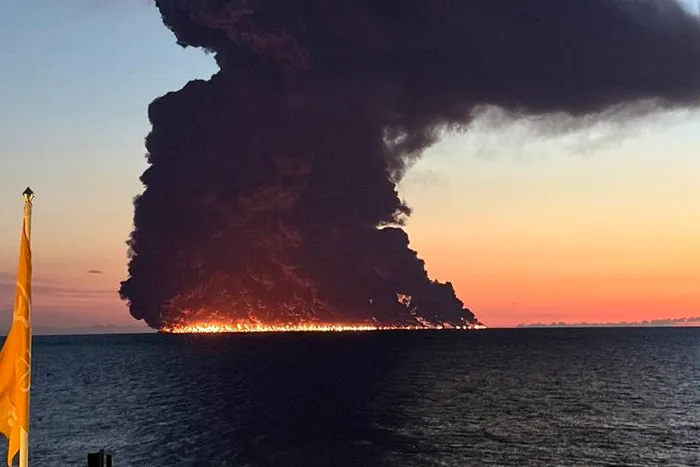 Petrolier în flăcări în Marea Neagră - Foto: X/@HormuzLetter