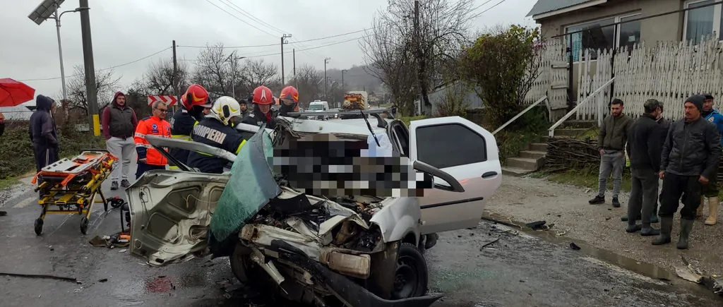 VIDEO | Accident mortal în Bacău. Două persoane au murit în urma impactului frontal între un autoturism și un camion