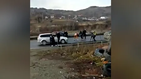 VIDEO | Încă o bătaie cu pumni și picioare pe Valea Prahovei. O femeie cu un copil mic în brațe, în mijlocul altercației