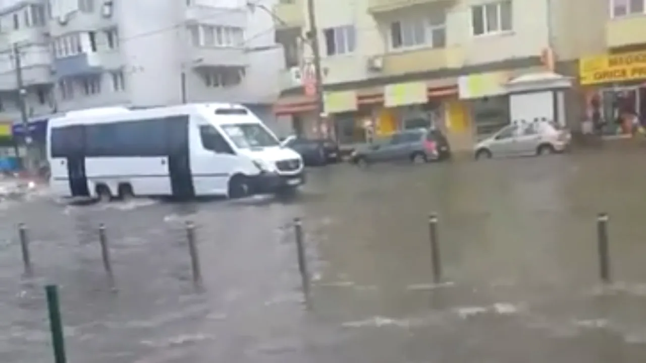 Intervenții după ploaia din București. Pompierii au  scos apa din peste 300 de case, străzi și curți