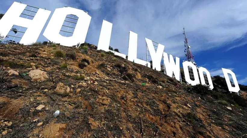 Literele care alcătuiesc celebra siglă Hollywood, vopsite în alb, pentru a 90-a aniversare a lor