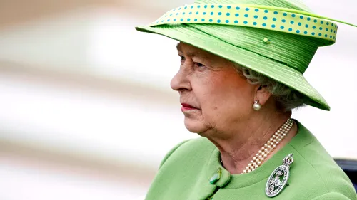 Momente de spaimă pentru Regina Elisabeta a II-a după ce avionul său a fost lovit de fulger. Piloţii nu au putut ateriza pe aeroportul din Londra