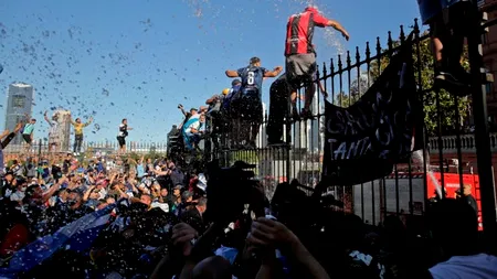 Sicriul cu rămășițele lui Maradona, dus spre cimitir, în timp ce fanii au bătut din palme și au cântat