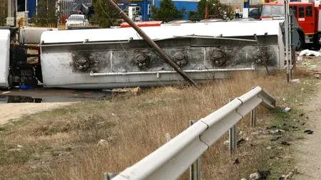 O cisternă încărcată cu benzină s-a răsturnat la intrarea pe A3