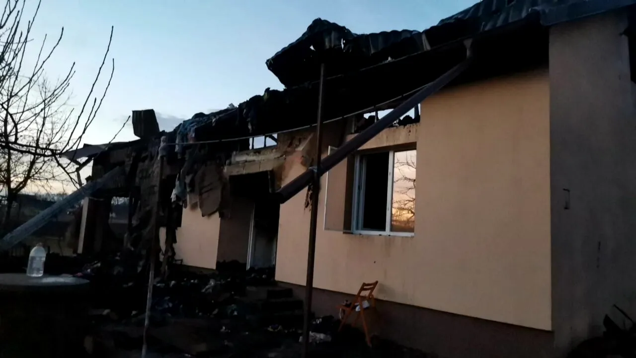 O familie cu 11 copii din Botoșani, rămasă pe drumuri după ce un INCENDIU devastator le-a mistuit locuința. Unul dintre fii, eroul familiei