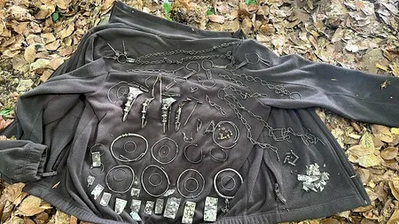 GALERIE FOTO | Cum arată tezaurul dacic descoperit de câțiva tineri în Maramureș. Piesele sunt bijuterii ce au aparținut unor femei de cel mai înalt rang