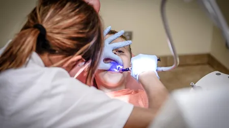 EXCLUSIV VIDEO | Românii, certați cu igiena orală. Aproape 40% dintre români se spală pe dinți doar o dată pe zi, iar 50% nu au fost niciodată la stomatolog