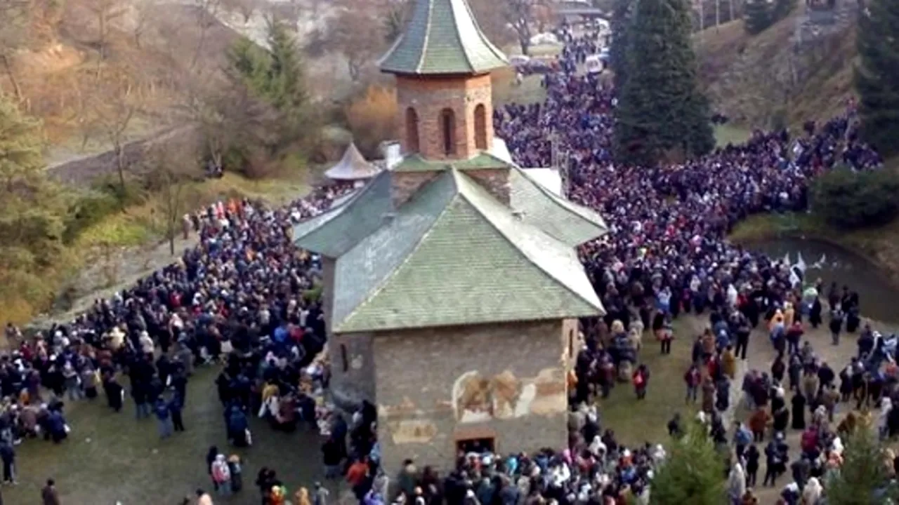 Mii de pelerini, la mormântul părintelui Arsenie Boca de la Mănăstirea Prislop