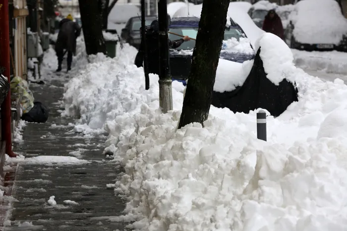 Zăpada neagră de pe străzi, „simbolul poluării din București”. Diana Buzoianu „Această poluare ajunge în plămânii noștri. Este un inamic tăcut”