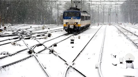 Patru trenuri, blocate în gările din raza regionalei Craiova, după ce un macaz a înghețat. În altă gară s-au rupt pantografele locomotivelor