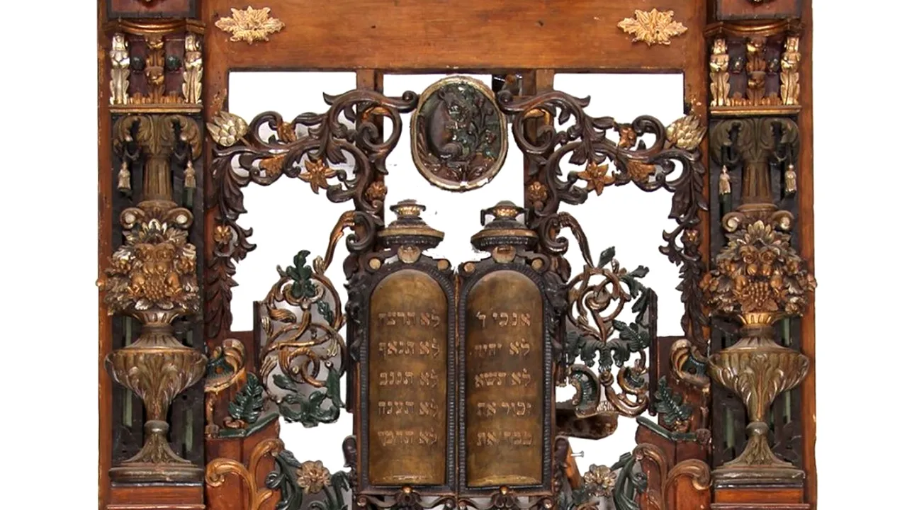 Chivotul Sfânt de la sinagoga din Siret a fost FURAT, ÎNLOCUIT cu un fals și scos la LICITAȚIE. Care este prețul de pornire