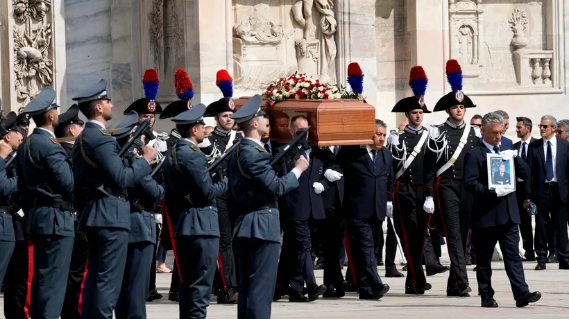 FOTO | Mii de oameni au participat la funeraliile lui Silvio Berlusconi. Fostul premier italian a fost aplaudat pe ultimul drum