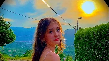 ACCIDENT. S-a electrocutat în cadă, în timp ce vorbea la telefon cu o prietenă / Greșeala pe care o fac, în general, adolescenții