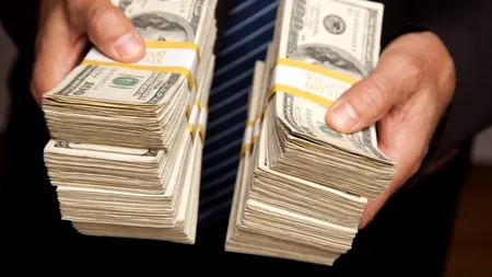 Doi bulgari au fost prinși la Giurgiu cu 9.900 de dolari falși