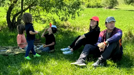 Suma este uriașă! Cât plătesc lunar Radu Vâlcan și Adela Popescu pentru școala privată a celor 3 copii