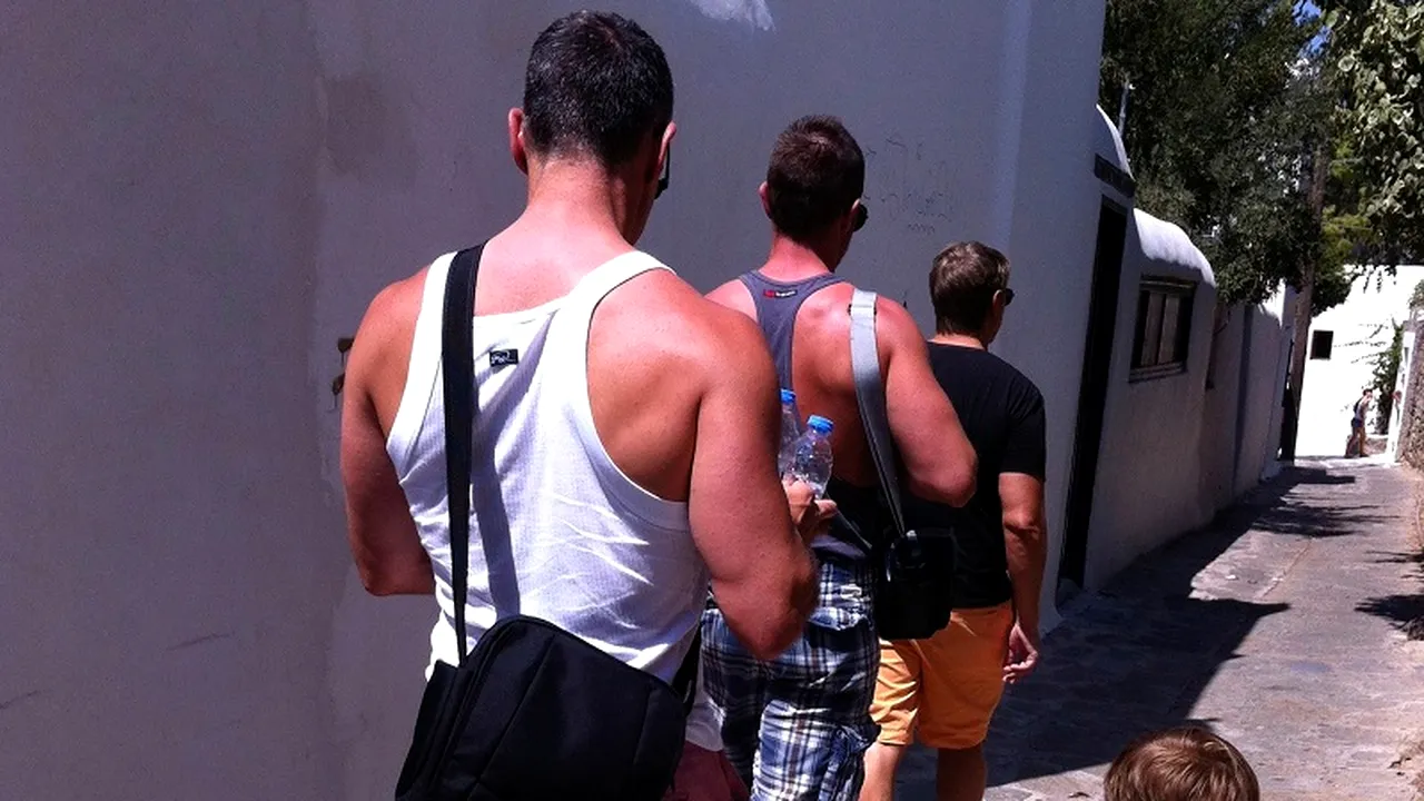 Un caz controversat în România: un cuplu de homosexuali și-a dus fetița la piscina unui hotel de lux din București. Ce s-a întâmplat când „cei doi tați
