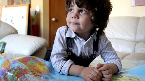 Un copil de origine română a fost desemnat cel mai inteligent de pe planetă. La trei ani știe să numere până la 1.000 și vorbește trei limbi străine