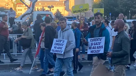 UPDATE | Incidente la mitingul din Piața Victoriei: o persoană a leșinat, iar alții s-au luat la bătaie / Diana Șoșoacă și Luis Lazarus, atacați pe scenă / Protestatarii au plecat spre Sediul PSD (FOTO & VIDEO)