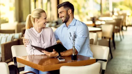 Cine intră primul într-un restaurant, bărbatul sau femeia? Regula de bun-simț pe care puțini o cunosc
