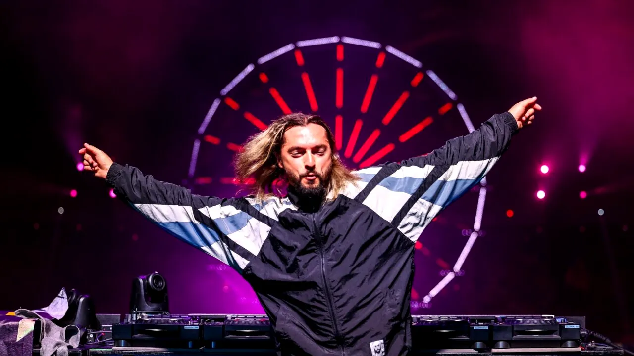 VIDEO | După Electric Castle și Neversea, au răsunat manele și la Saga Festival. Momentul când publicul a cântat în cor „Noi bem, spargem pahare”