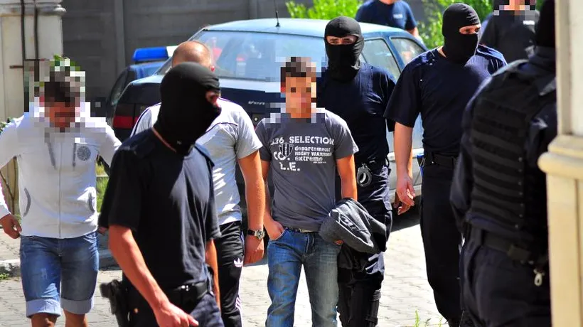 Cinci tineri din București, reținuți pentru trafic cu ketamină