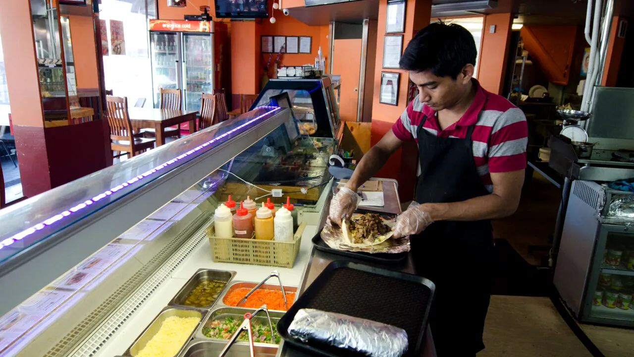 Grecia introduce săptămâna de lucru de ȘASE ZILE din cauza scăderii populației și a lipsei de lucrători calificați