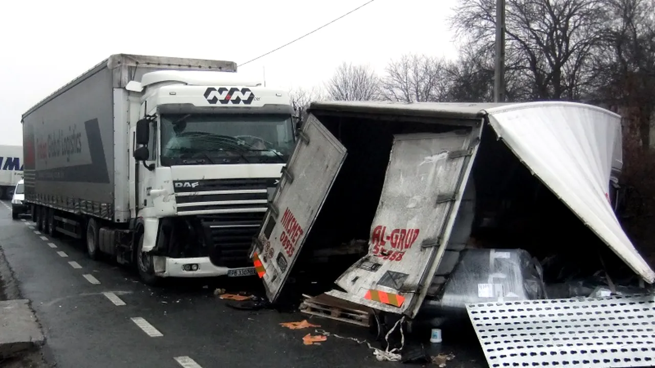 Două TIR-uri s-au ciocnit frontal în Arad. Circulația pe DN7, blocată câteva ore
